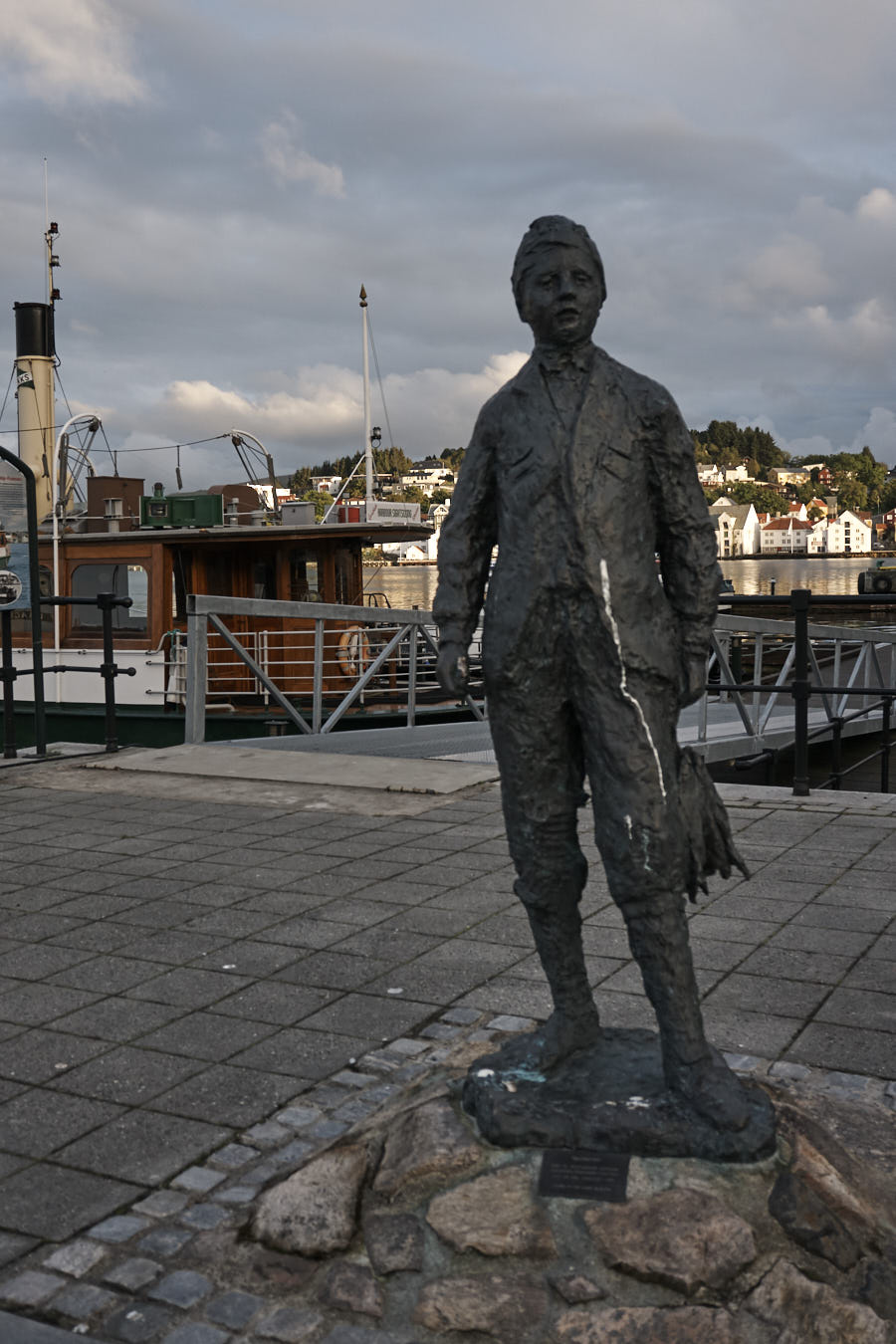 Junge am Hafen von Kristiansund