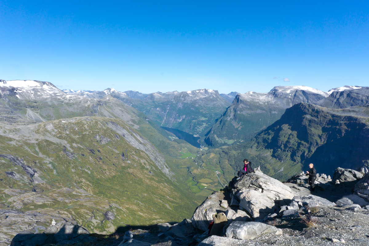 Blick von der Aussichtsplattform Dalsnibba auf den Geiranger Fjord. Um den Blick genießen zu können, sind erst einmal 140 Kronen Maut fällig.