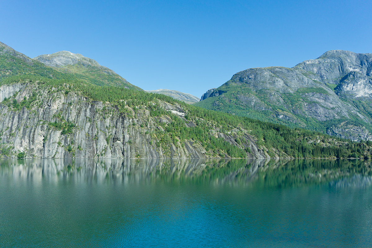 Wundervoll, wie sich die Berge im Fjord spiegeln.